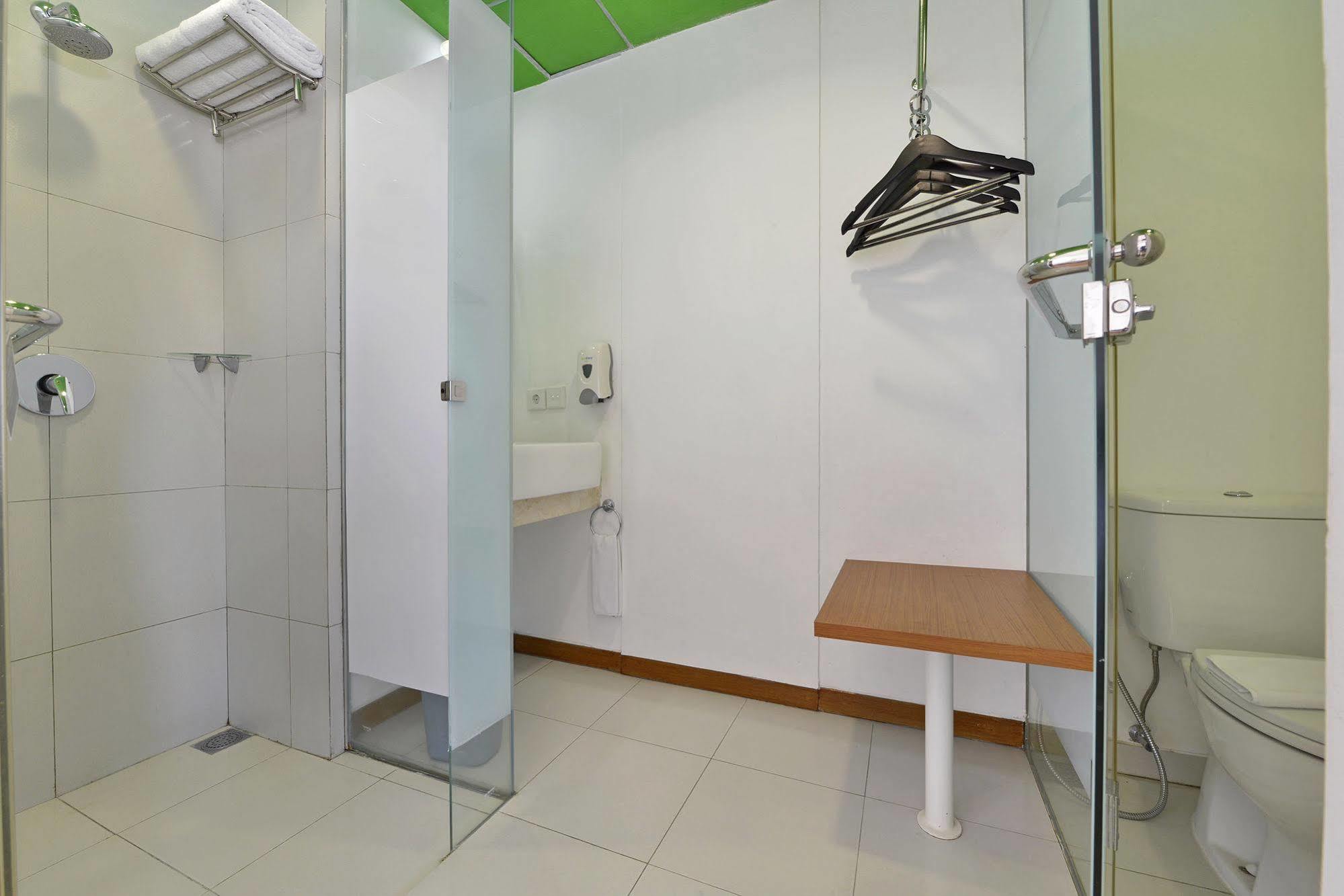 Whiz Hotel Pemuda Σεμαράνγκ Εξωτερικό φωτογραφία