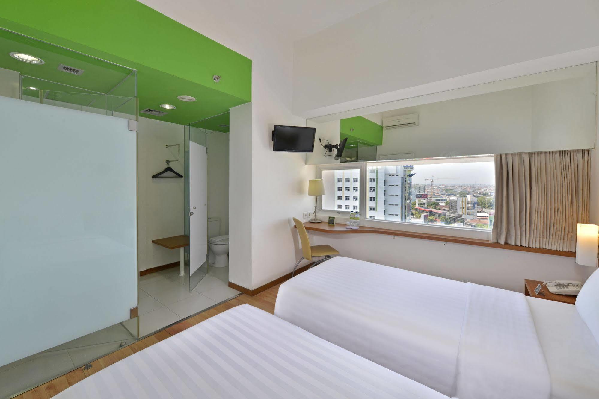 Whiz Hotel Pemuda Σεμαράνγκ Εξωτερικό φωτογραφία